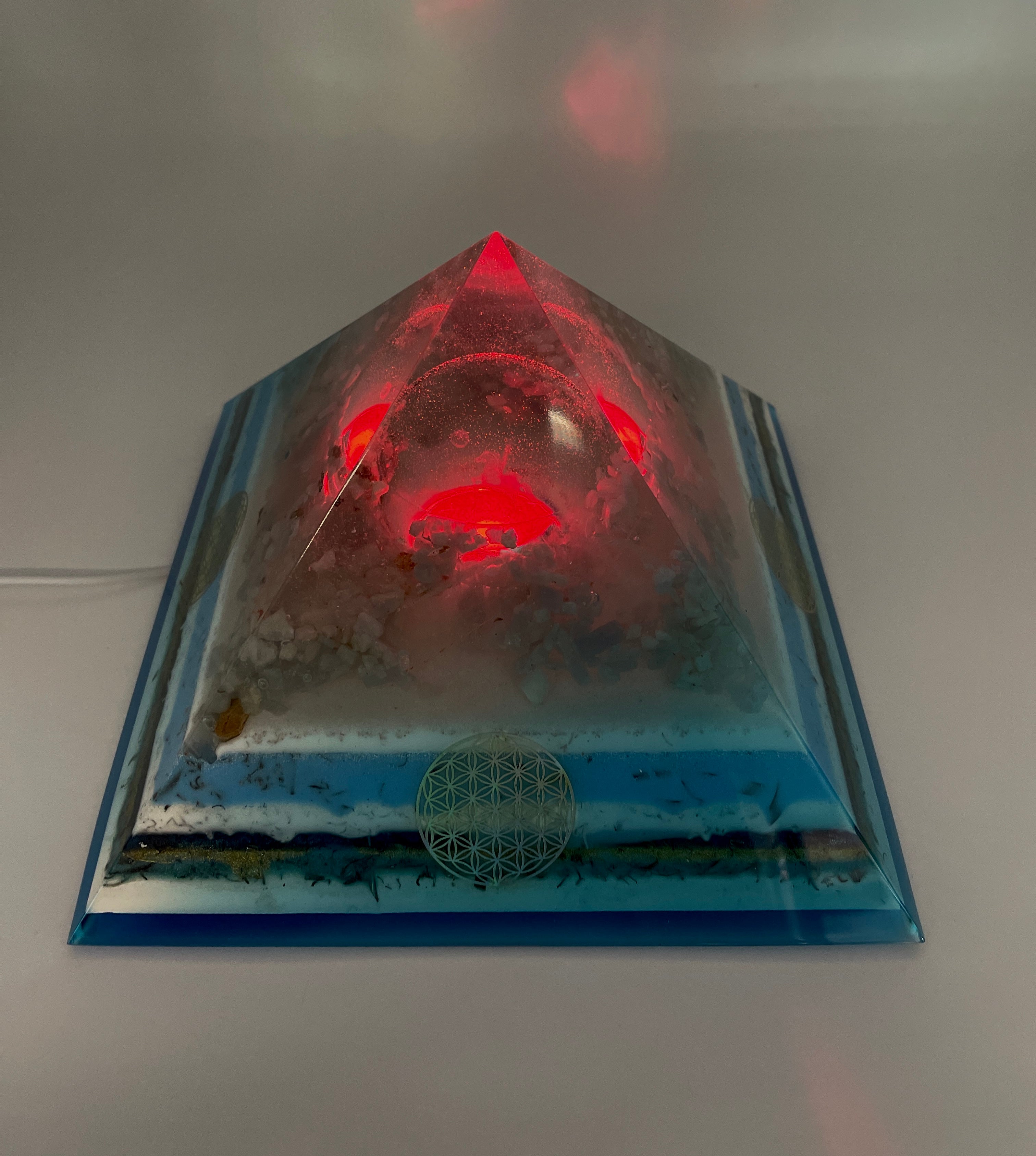 Orgonpyramide mit Blaucalcit und beleuchtetem Pegasus in Glaskugel