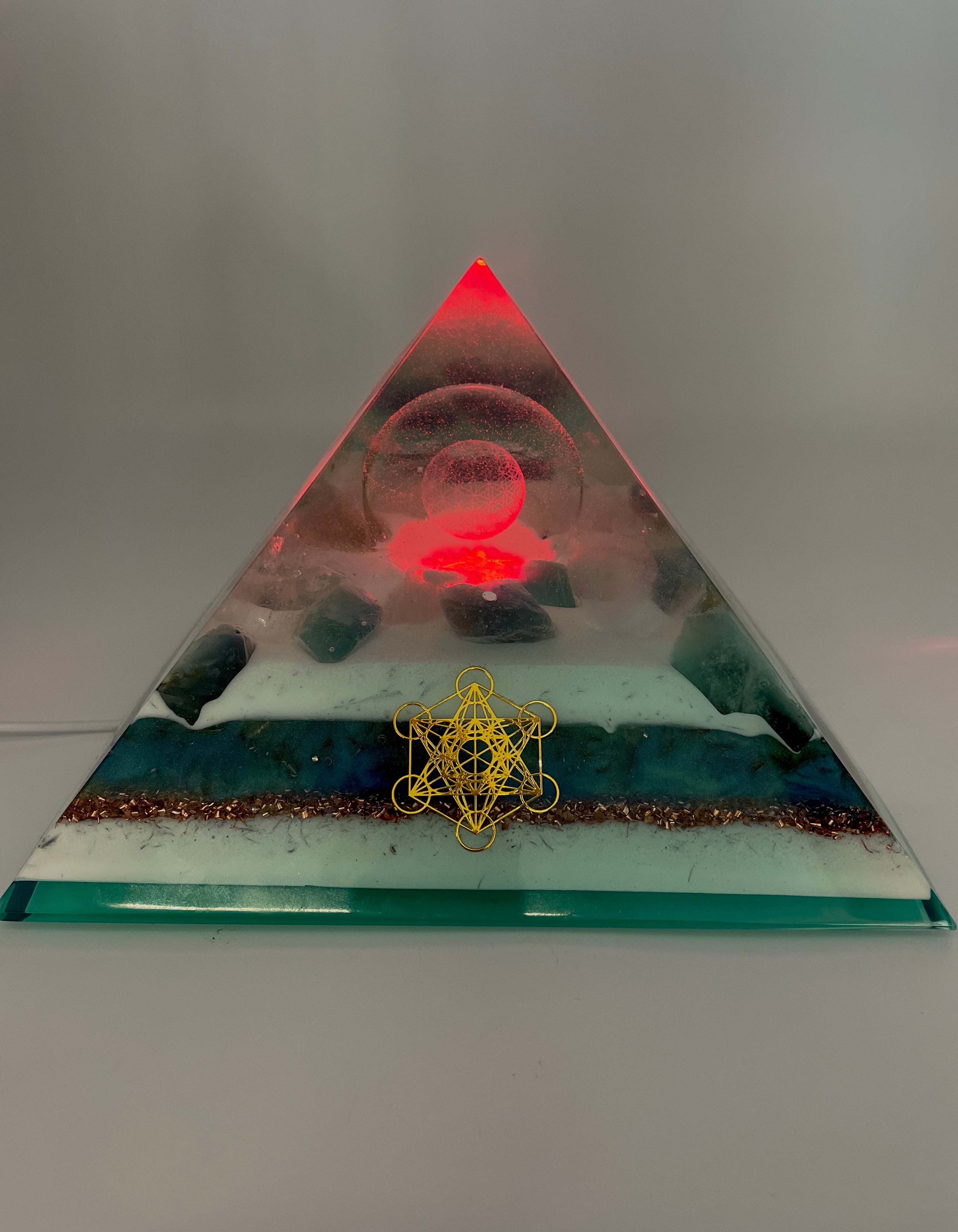 Orgonpyramide mit Fluorit und -beleuchtete "Blume des Lebens" -