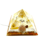 Orgonpyramide mit Honigcalcit und -beleuchteter "Friedenstaube aus Glas"-