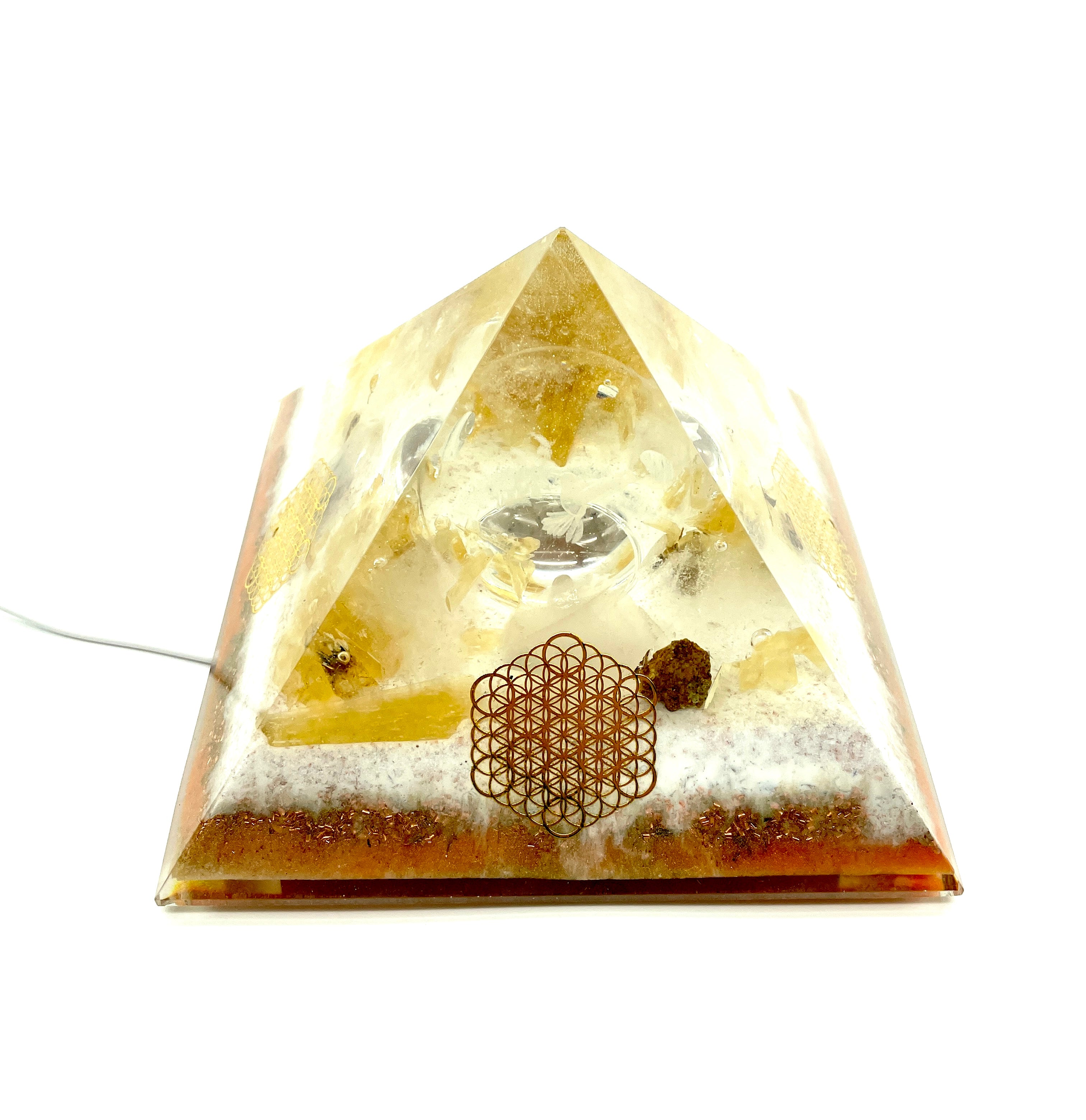 Orgonpyramide mit Honigcalcit und -beleuchteter "Friedenstaube aus Glas"-
