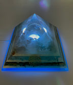 Orgonpyramide mit Blaucalcit und beleuchtetem Pegasus in Glaskugel