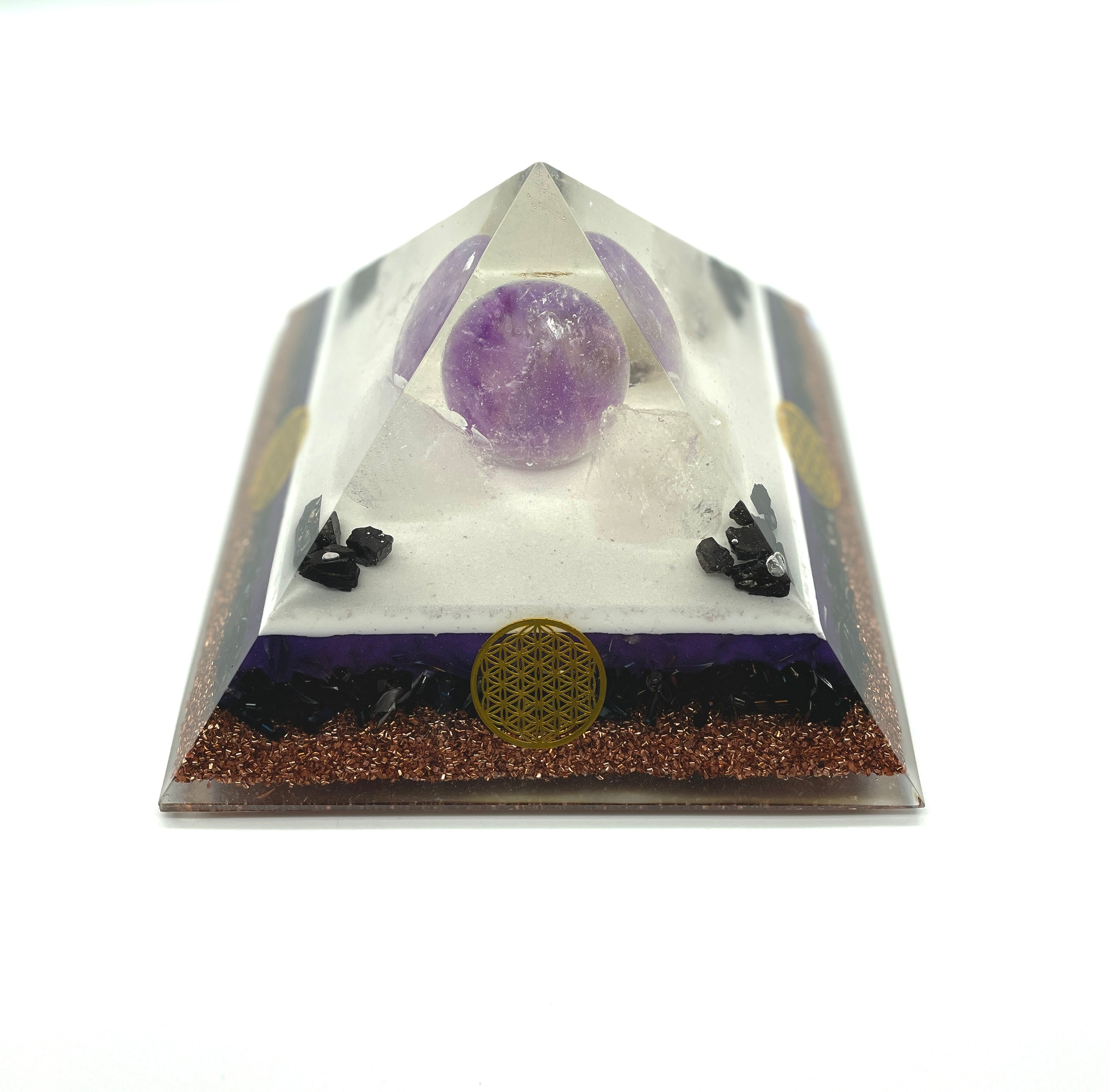 Orgonitpyramide mit Amethyst-Kugel