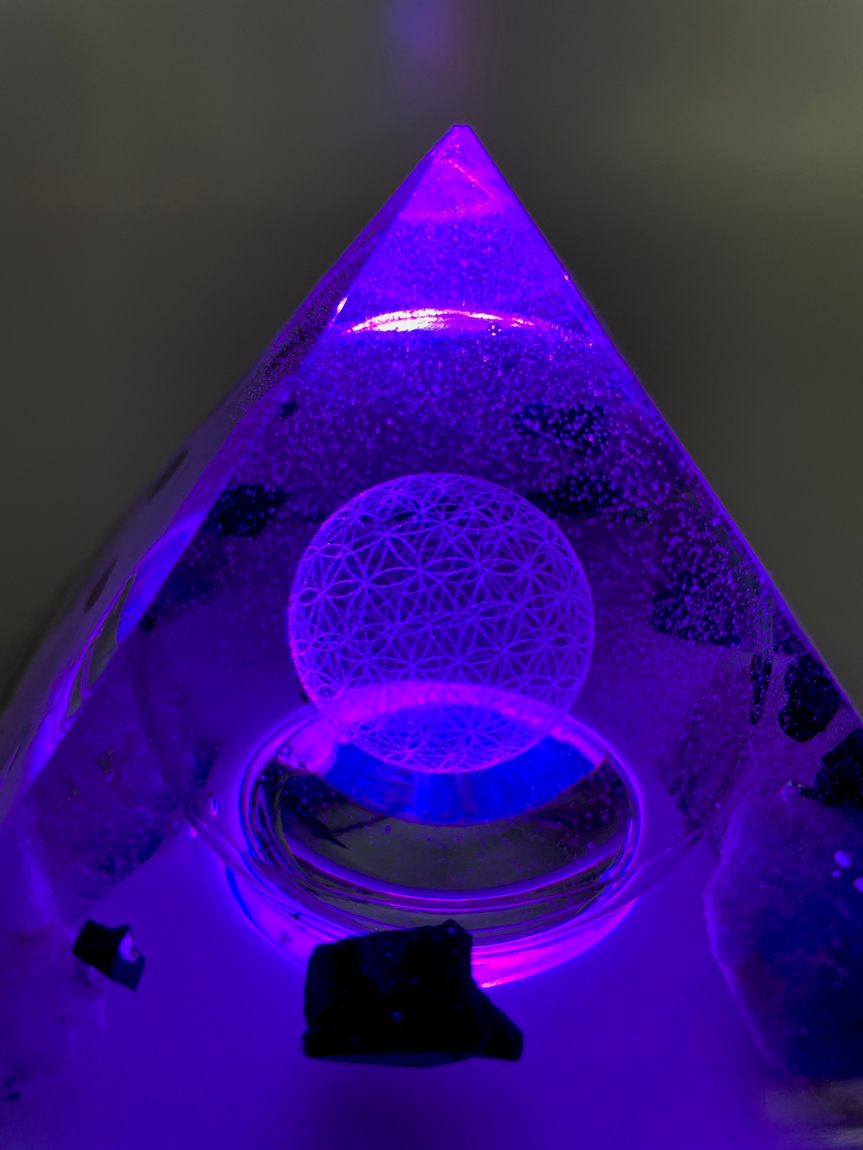Orgonpyramide mit Schwarzwald-Fluorit und beleuchteter "Blume des Lebens"