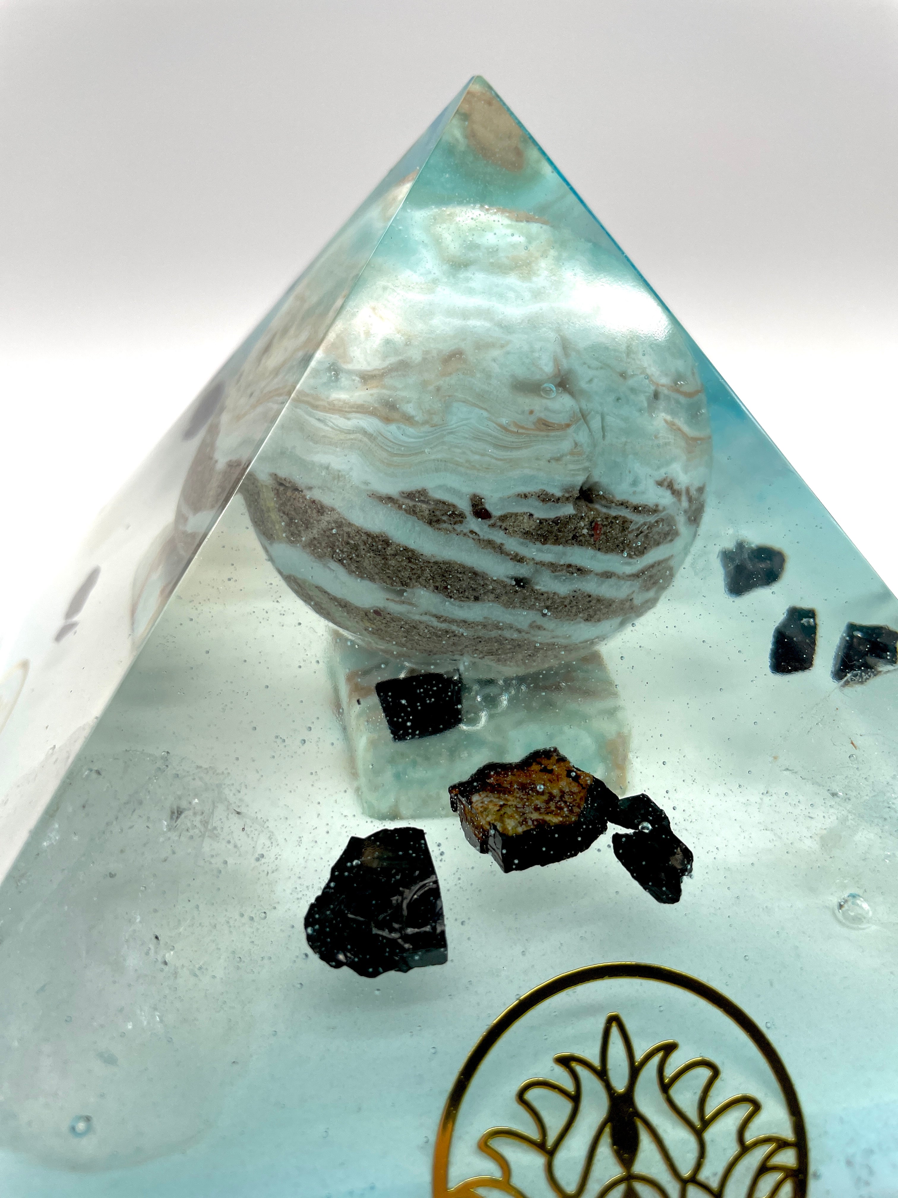 Orgonpyramide mit Karibik-Calcit Kugel und Obelsik