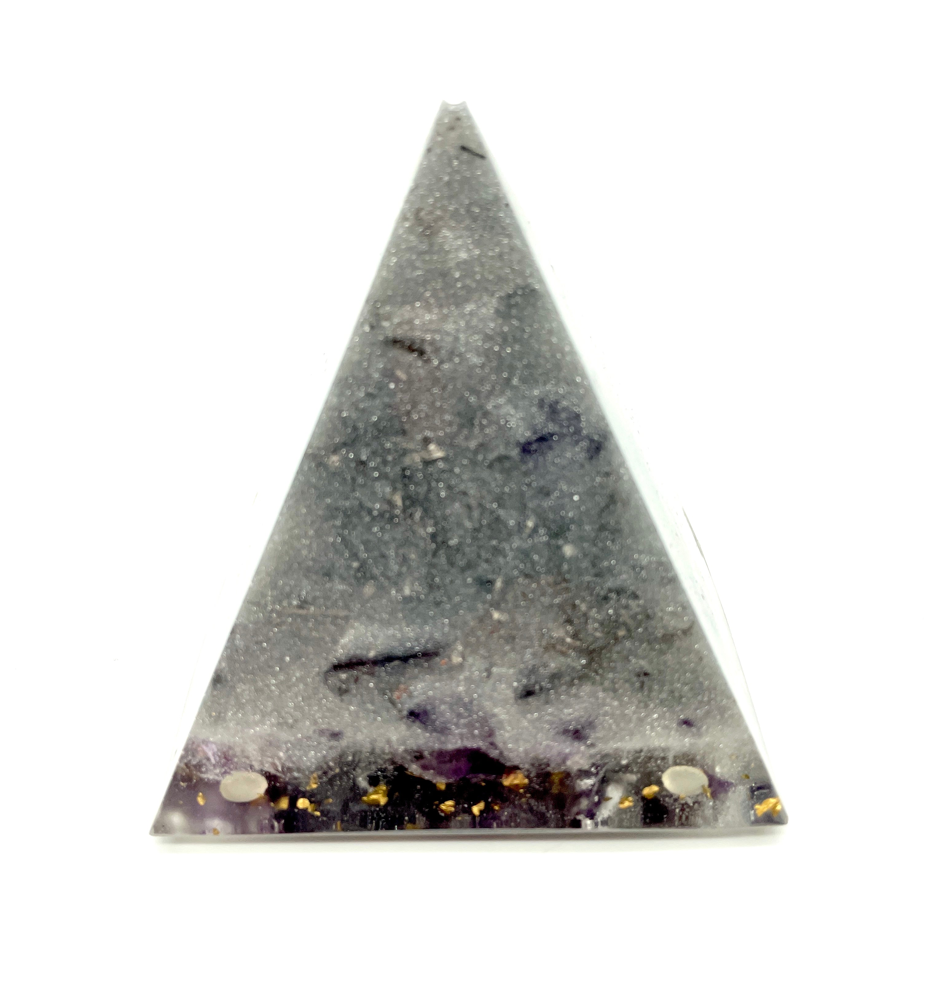 Orgonpyramide "Schwarzwaldspitze" - silbergrau -
