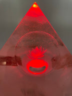 Orgonpyramide mit Rhodochrosit & Glaskugel mit "Lotusblüte" und Beleuchtung