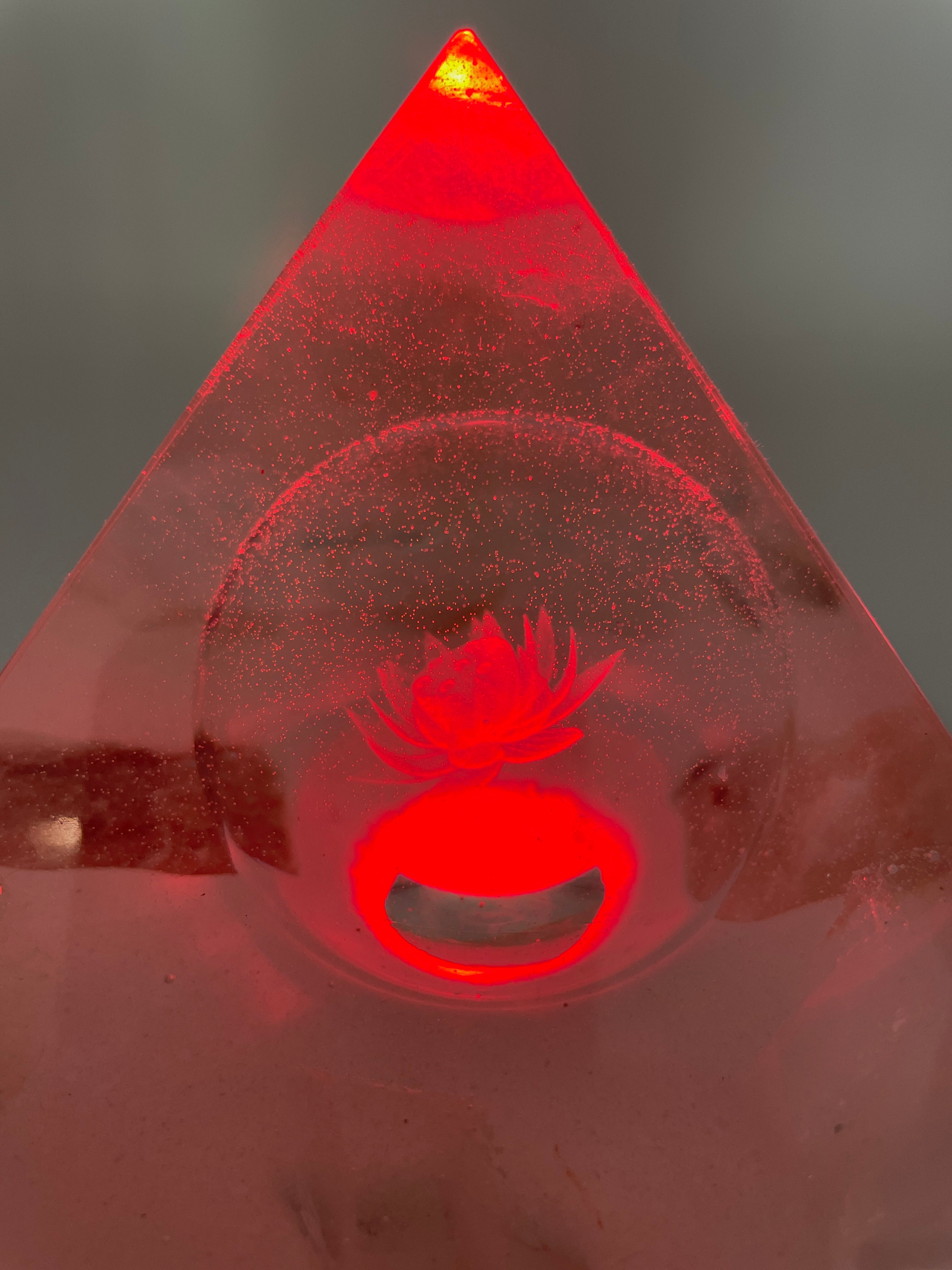 Orgonpyramide mit Rhodochrosit & Glaskugel mit "Lotusblüte" und Beleuchtung