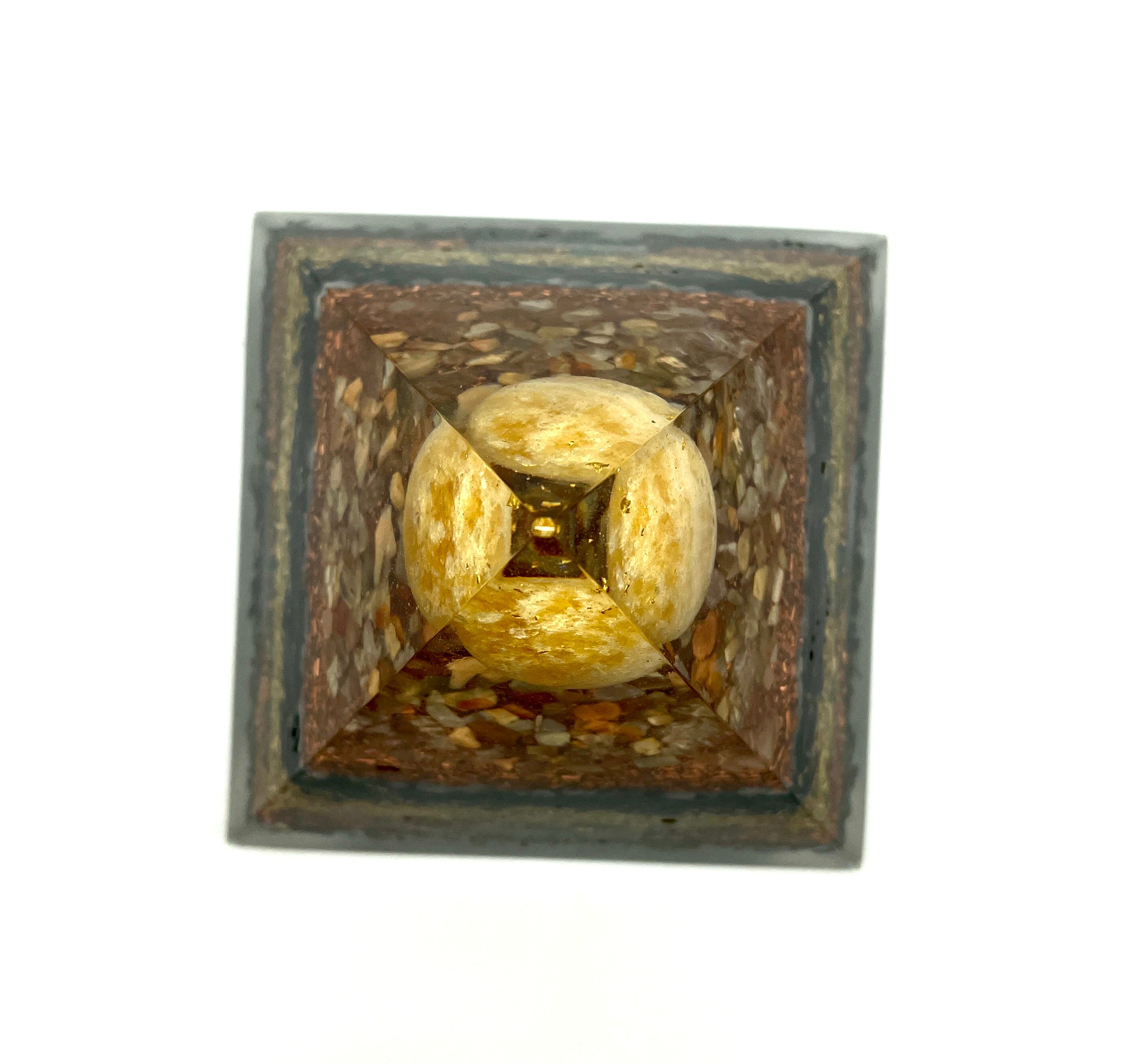 Orgonpyramide -Natur- mit Orangen-Calcit Kugel