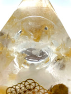 Orgonpyramide mit Honigcalcit und -beleuchteter "Friedenstaube aus Glas"-