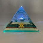 Orgonpyramide mit Fluorit und -beleuchtete "Blume des Lebens" -
