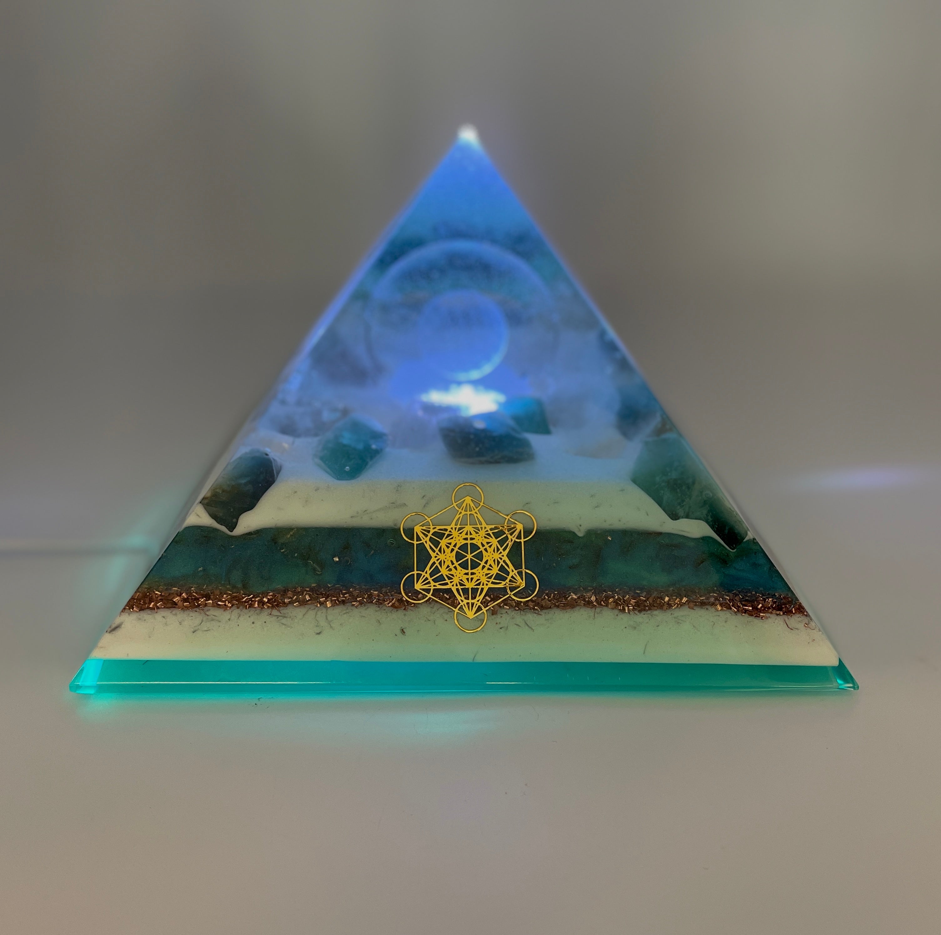 Orgonpyramide mit Fluorit und -beleuchtete "Blume des Lebens" -
