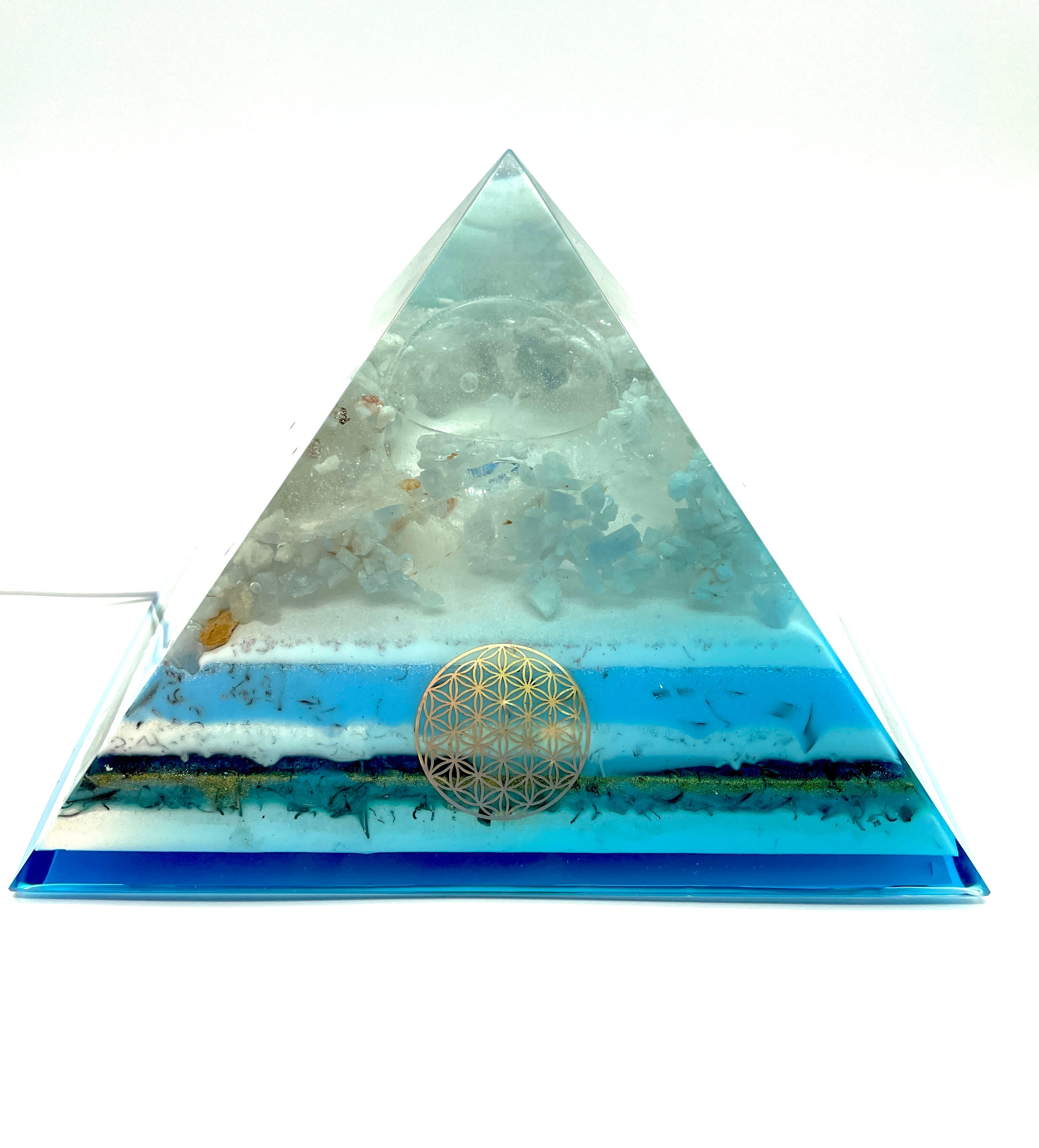 Orgonpyramide mit Blaucalcit und beleuchtetem Pegasus in Glaskugel