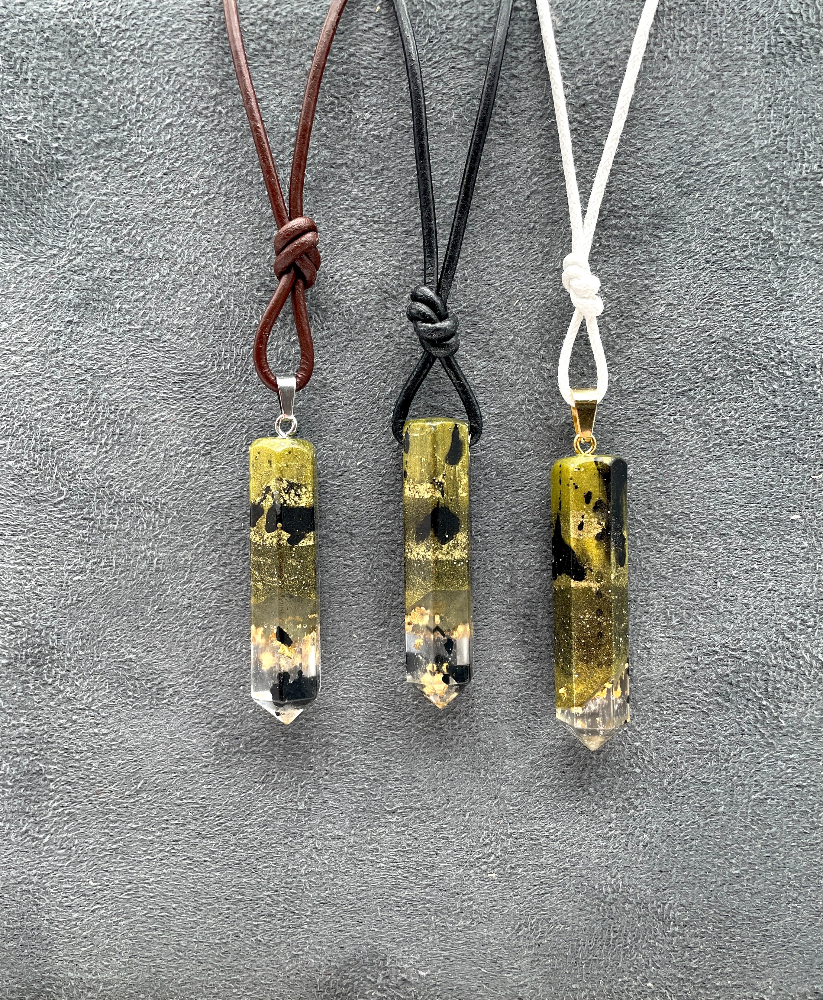 Orgon Anhänger „Obelisk“ - Shungit / Gold