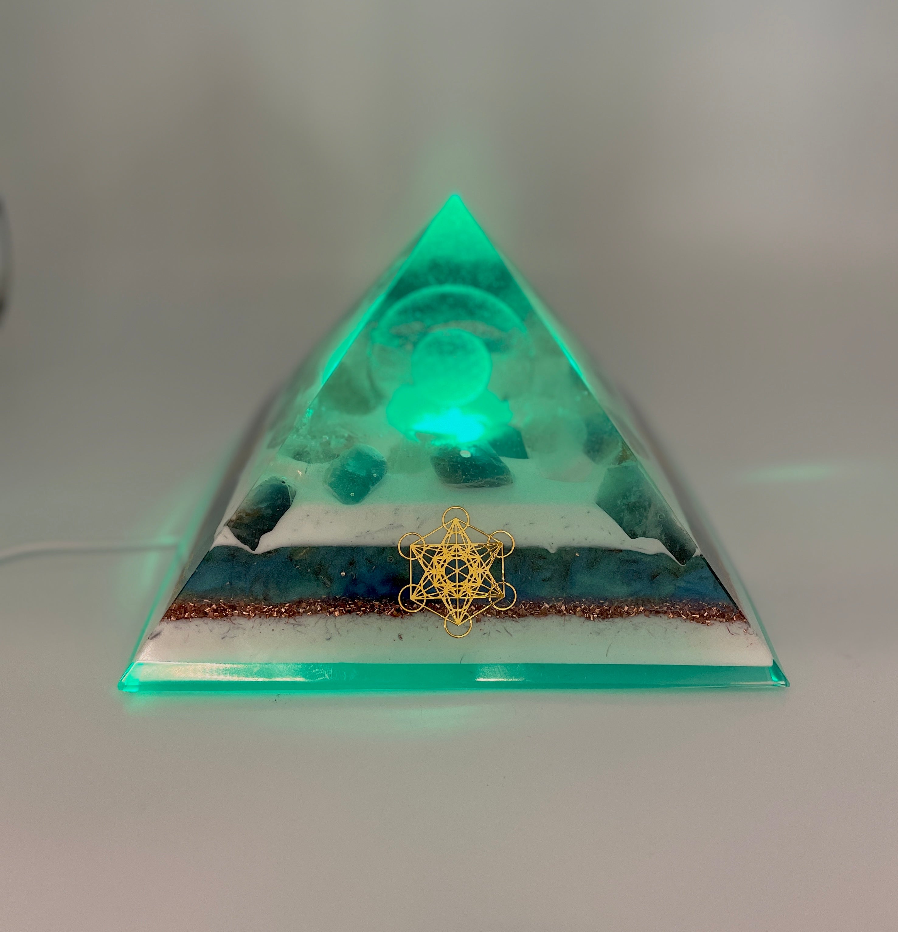 Orgonpyramide mit Fluorit und -beleuchtete "Blume des Lebens" -