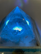 Orgonpyramide mit Blaucalcit und beleuchtetem Adler in Glaskugel