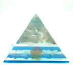 Orgonpyramide mit Blaucalcit und beleuchtetem Adler in Glaskugel