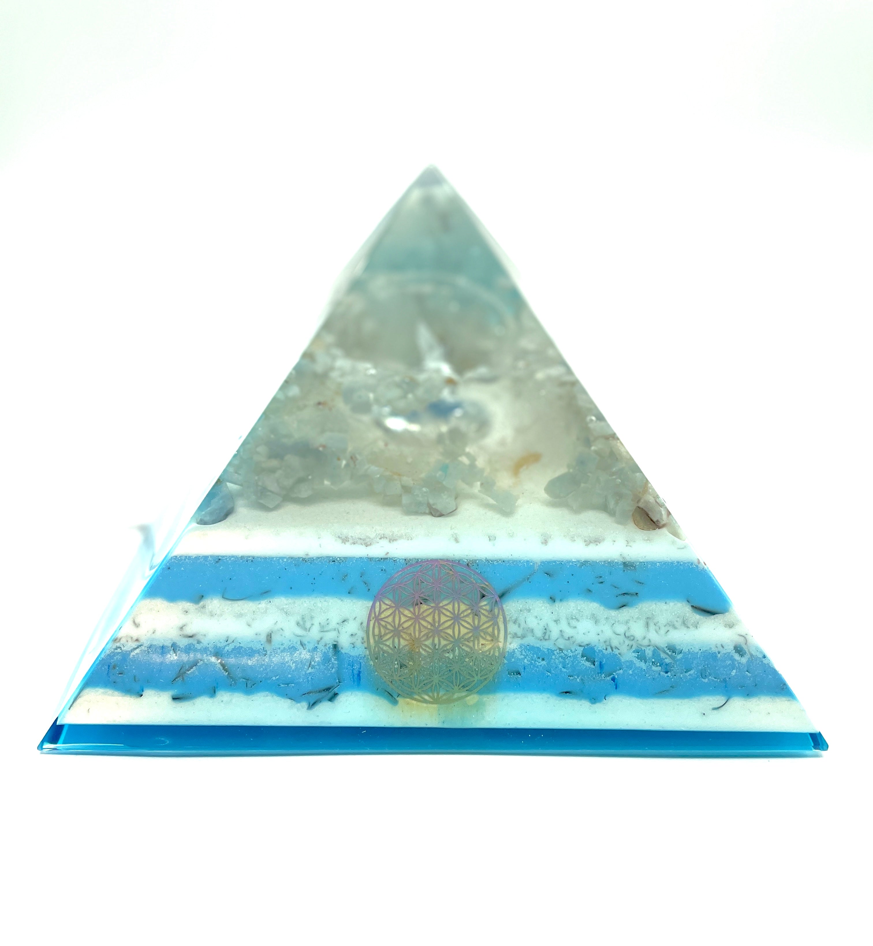 Orgonpyramide mit Blaucalcit und beleuchtetem Adler in Glaskugel