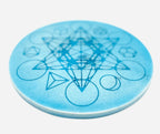 Runde blaue Orgonit-Scheibe mit geometrischem Muster und feinen Linien, handgefertigt