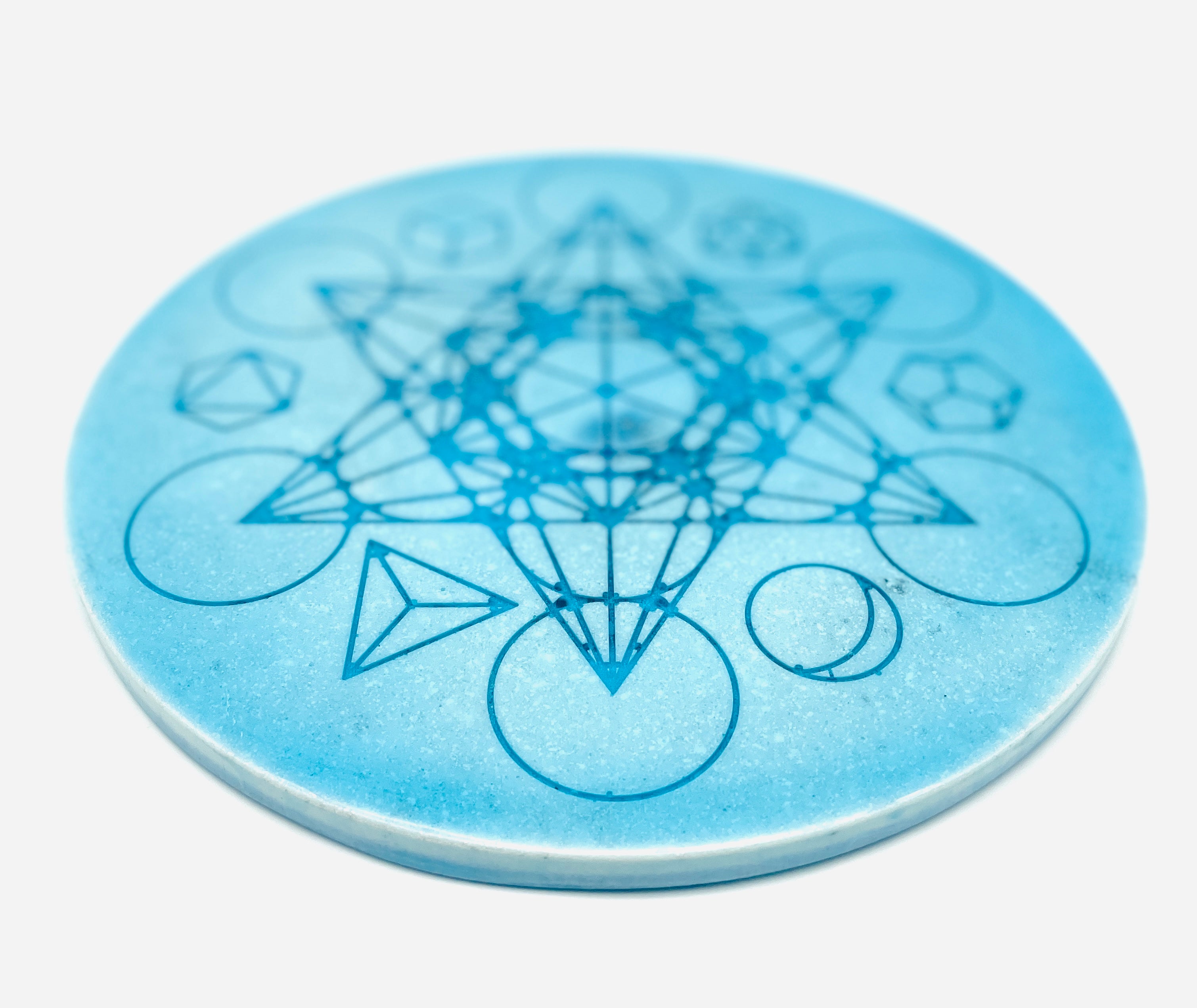 Runde blaue Orgonit-Scheibe mit geometrischem Muster und feinen Linien, handgefertigt