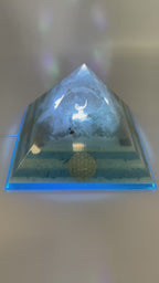 Orgonpyramide mit Blaucalcit und beleuchtetem Adler in Glaskugel