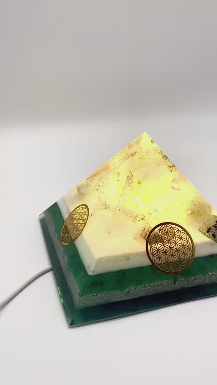 Orgonitpyramide mit Aquamarin und Mondstein