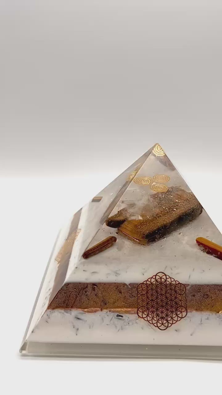 Orgonitpyramide mit Tigerauge