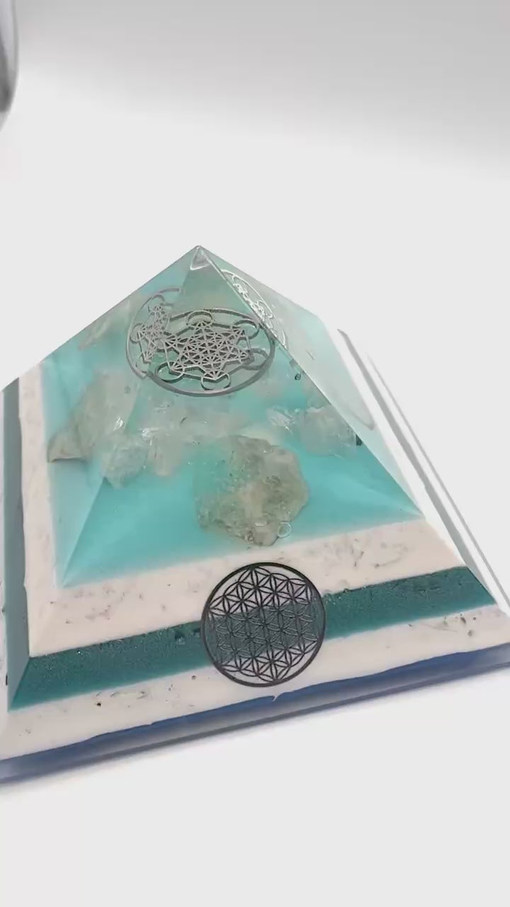 Aquamarin Orgonpyramide