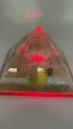 Orgonpyramide mit Honigcalcit und -beleuchteter "Friedenstaube aus Glas"-