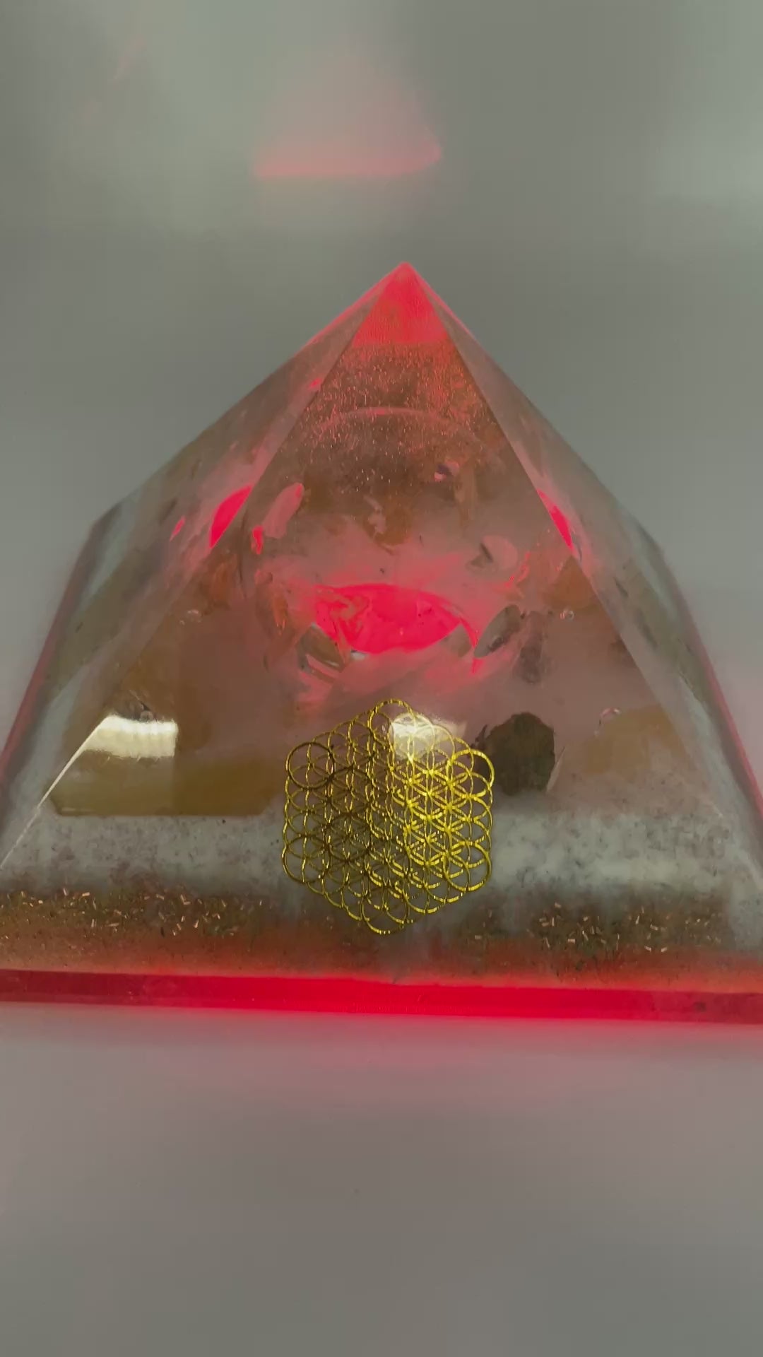 Orgonpyramide mit Honigcalcit und -beleuchteter "Friedenstaube aus Glas"-