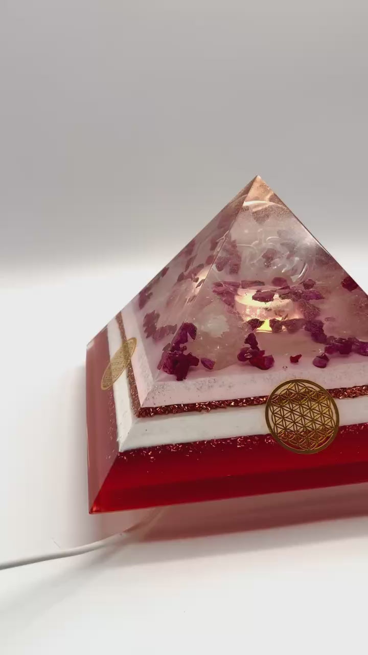 Orgonpyramide mit viel Rubin und "schwimmender Schildkröte in Glaskugel