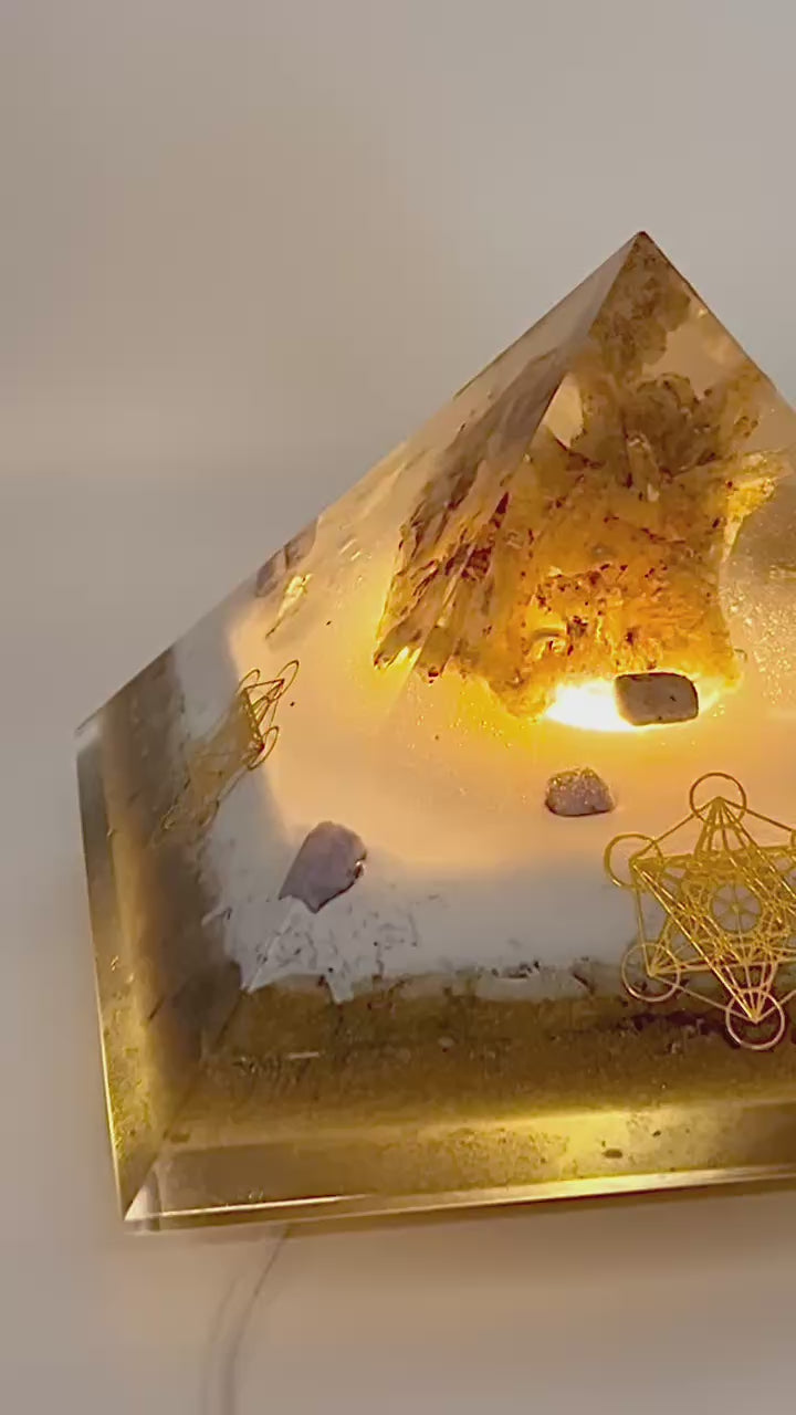 Orgonitpyramide mit Bergkristallstufe