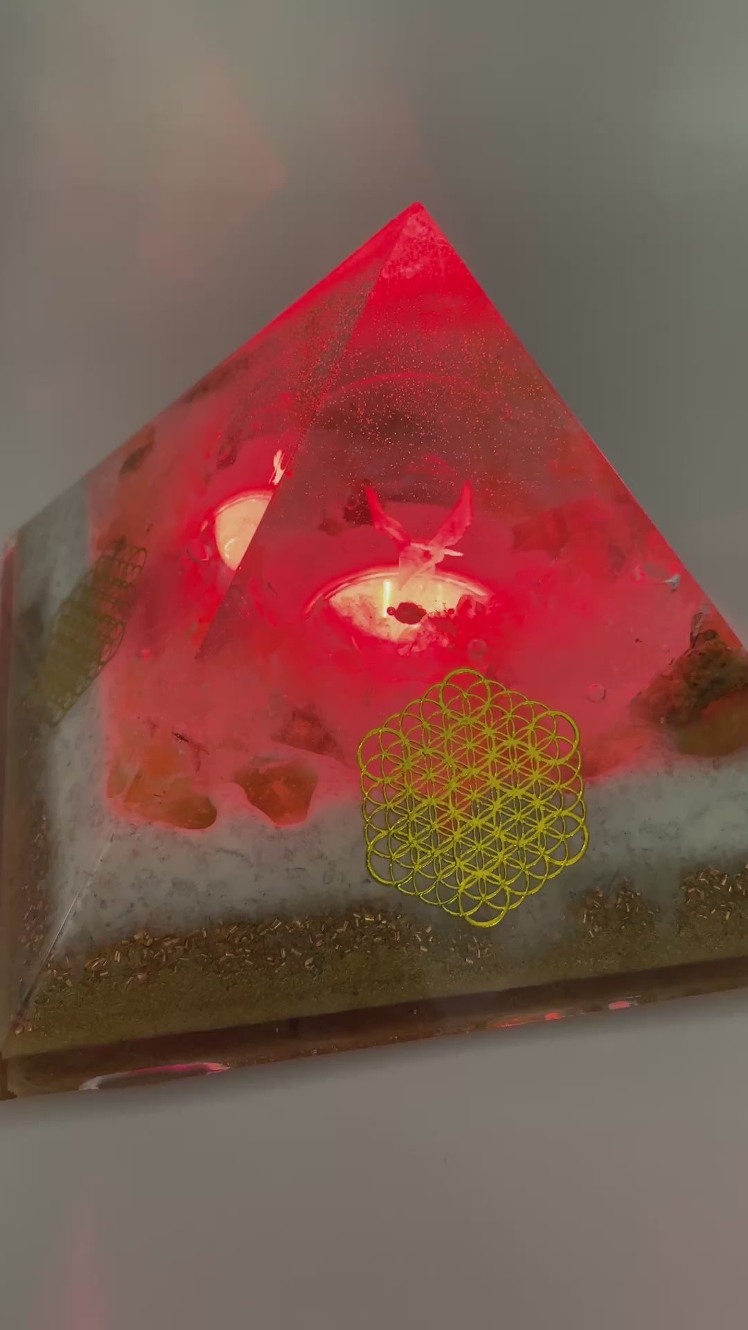 Orgonpyramide mit Honigcalcit und -beleuchtetem "Glas Adler"-