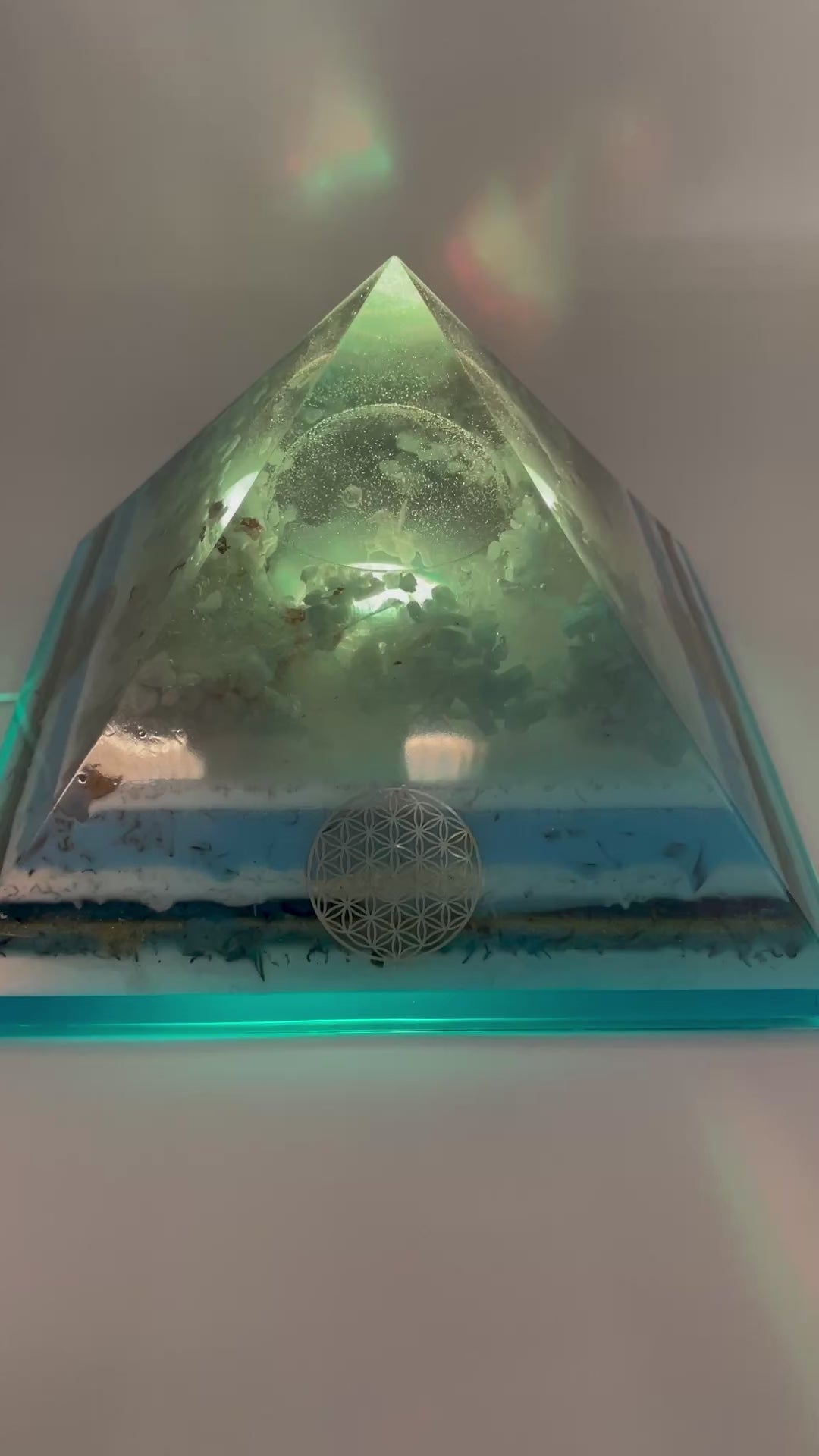 Orgonpyramide mit Blaucalcit und beleuchtetem Pegasus in Glaskugel