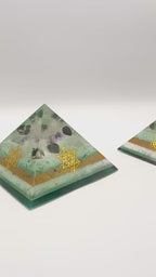 Orgonitpyramide mit Smaragd und Amethyst