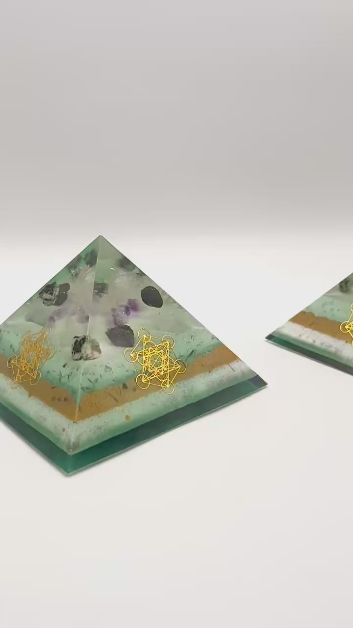 Orgonitpyramide mit Smaragd und Amethyst