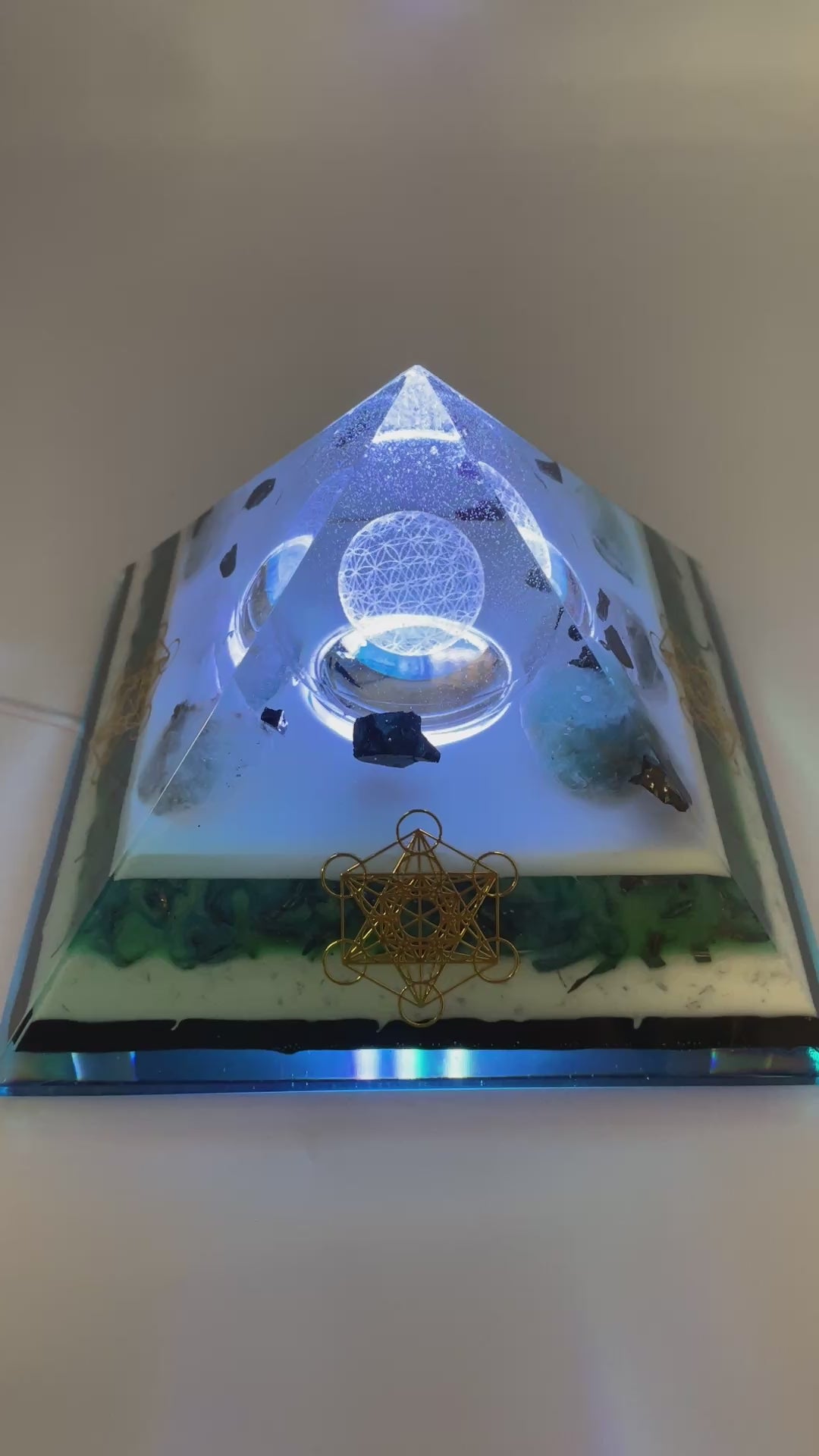 Orgonpyramide mit Schwarzwald-Fluorit und beleuchteter "Blume des Lebens"