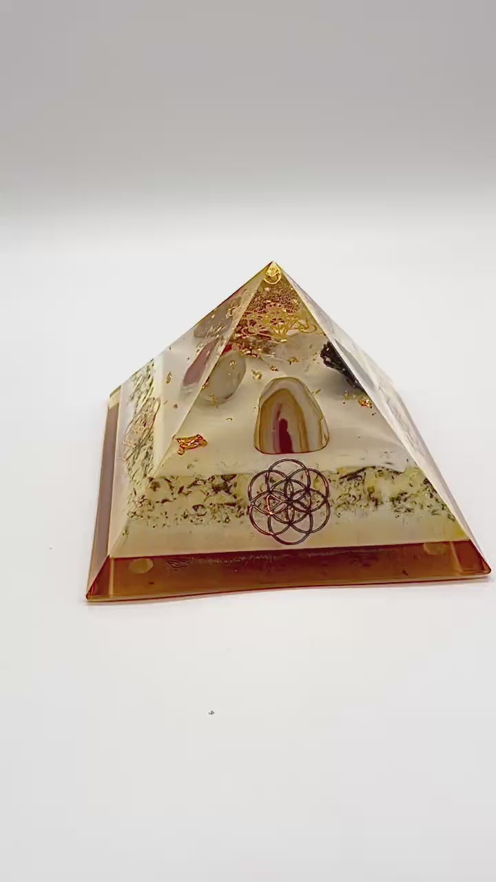 Orgonitpyramide mit Karneol
